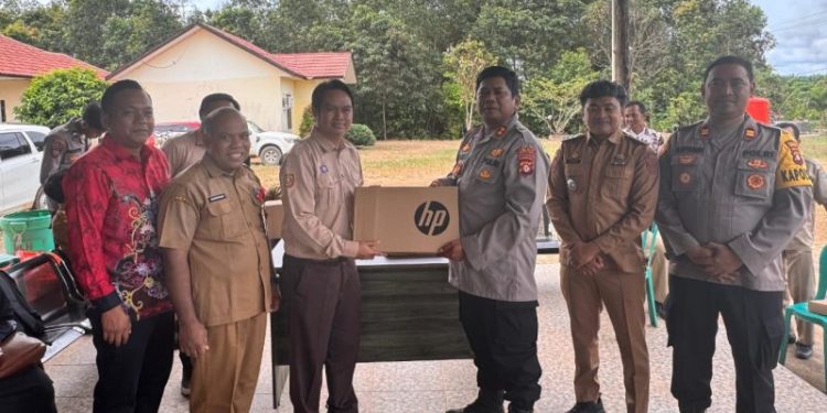 Dukung Pendidikan, Polres Seruyan Serahkan Bantuan Komputer dan Laptop ke Sekolah