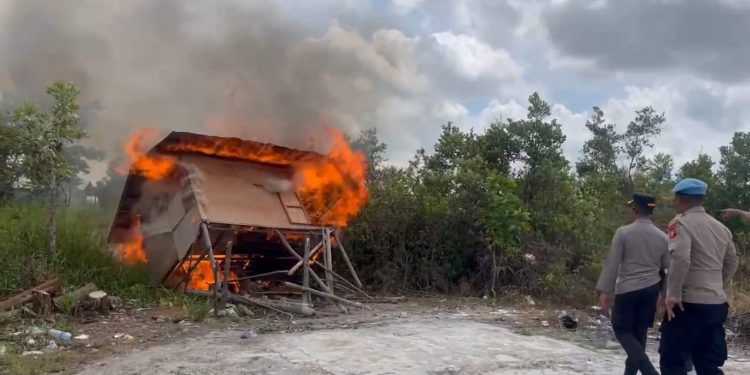 Polisi Gerebek Sarang Narkoba di Katingan, Tiga Orang Diamankan, Dua Bangunan Dihancurkan