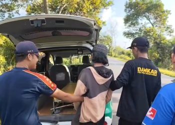 Petugas Damkar Evakuasi Pria Diduga Alami Gangguan Jiwa Bawa Sajam