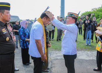 Gubernur Kalteng Sambut Kepala Kejaksaan Tinggi dengan Prosesi Adat Dayak