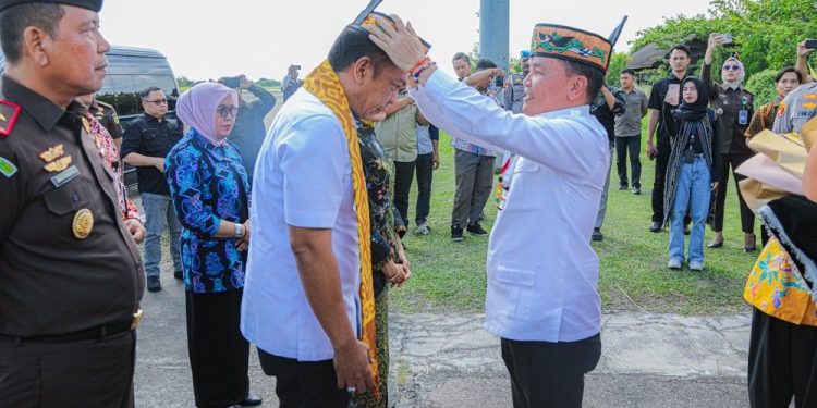Gubernur Kalteng Sambut Kepala Kejaksaan Tinggi dengan Prosesi Adat Dayak