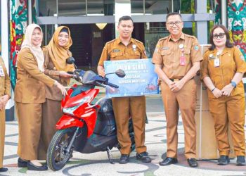 Plt. Sekda Kalteng Serahkan Hadiah Doorprize Jalan Sehat Harkopnas Tahun 2025