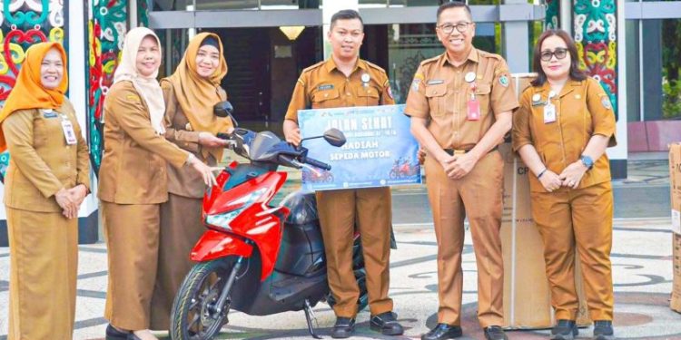 Plt. Sekda Kalteng Serahkan Hadiah Doorprize Jalan Sehat Harkopnas Tahun 2025