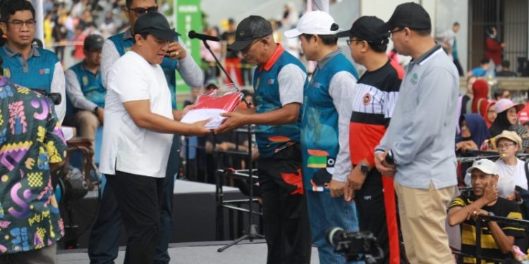 Gelorakan Nasionalisme, Pemprov Kalteng Bagikan Ribuan Bendera Merah Putih