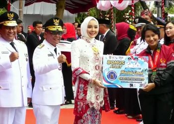 Gubernur Kalteng Serahkan Bonus Rp1,275 Miliar untuk Atlet PON XXI