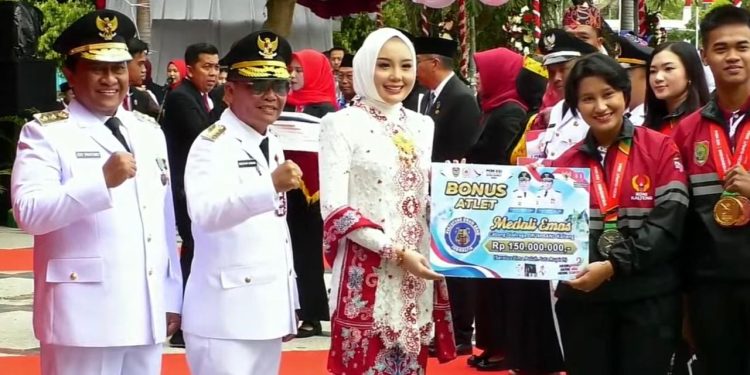 Gubernur Kalteng Serahkan Bonus Rp1,275 Miliar untuk Atlet PON XXI