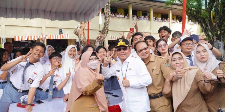 Gubernur Kalteng Resmikan Pemeriksaan Kesehatan Gratis di SMAN 2 Palangka Raya