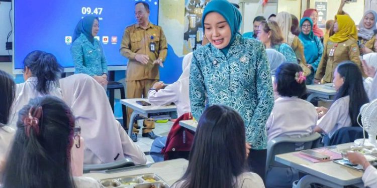 Ketua TP-PKK Kalteng Dorong Kesadaran Hidup Sehat Pelajar Lewat CKG dan MBG