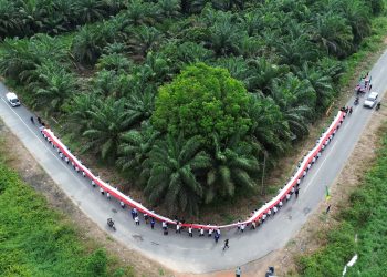 Peringati HUT Kemerdekaan Indonesia, Santri Dara Arak Bendera Sepanjang 100 Meter