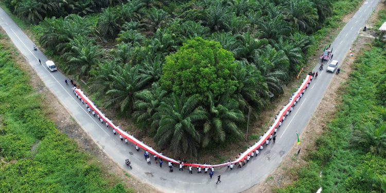Peringati HUT Kemerdekaan Indonesia, Santri Dara Arak Bendera Sepanjang 100 Meter