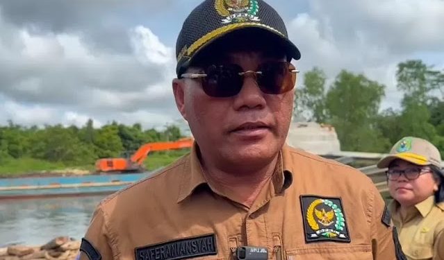Anggota DPRD Kapuas Bangun Titian Sementara untuk Warga RW 10 Panamas