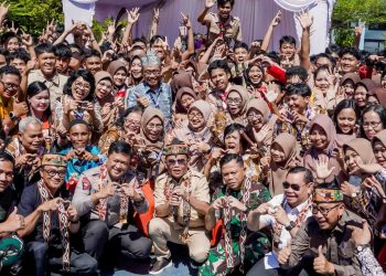 Kunjungi SMAN 1 Sampit, Gubernur Agustiar: Jangan Ada Anak Putus Sekolah