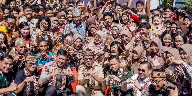 Kunjungi SMAN 1 Sampit, Gubernur Agustiar: Jangan Ada Anak Putus Sekolah