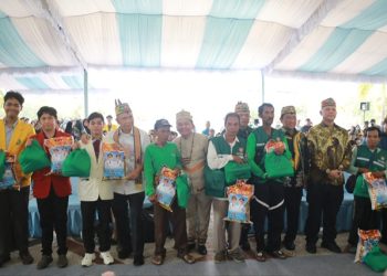 Gubernur Kalteng Bagikan 1.000 Paket Sembako Gratis di Pasar Murah
