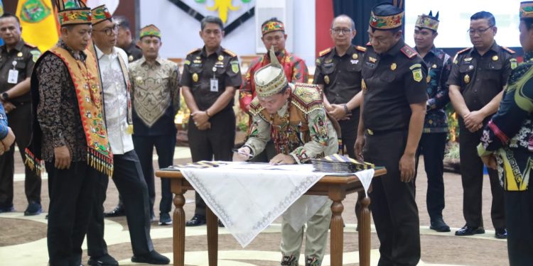 Gubernur Kalteng dan Kejaksaan Teken PKS Jaksa Garda Desa dan Koperasi Merah Putih