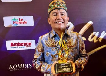Gubernur Kalteng Agustiar Sabran Terima Penghargaan Kompas TV