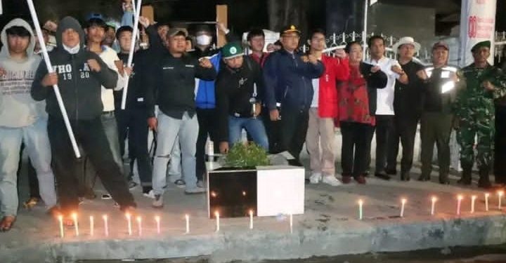 Polisi Kawal | GMNI Bersama GERTAK Lakukan Unras di Malam Hari Dengan Nyalakan Lilin, di Gerbang Pintu Masuk Halaman DPRD Karo