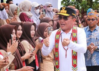 Gubernur Kalteng Tinjau Papan Tulis Digital di SMKN 1 Hanau, Dorong Akselerasi Pendidikan di Wilayah Barat
