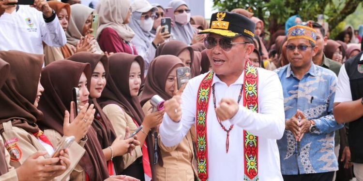 Gubernur Kalteng Tinjau Papan Tulis Digital di SMKN 1 Hanau, Dorong Akselerasi Pendidikan di Wilayah Barat