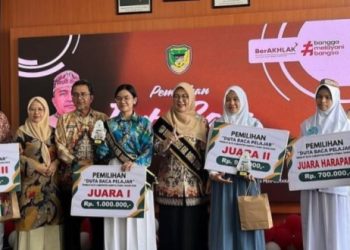 Bunda Literasi Barut Serahkan Hadiah Pemilihan Duta Baca Tingkat SLTA