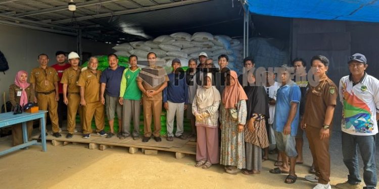 Salurkan 1.776 Karung Pakan Ikan untuk 592 Pembudidaya