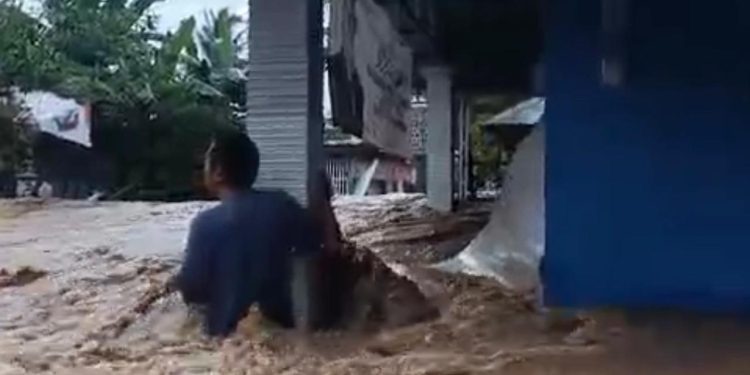 Banjir Bandang Kepung Balangan, Warga Sempat Terjebak di Atap Rumah