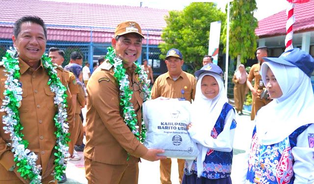 Bupati Barito Utara salurkan laptop dan perlengkapan sekolah bagi pelajar di Muara Teweh