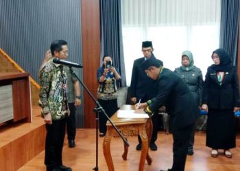 Pemkab Barito Utara Lantik PAW BPD dan Pejabat Sementara Damang Kepala Adat Kecamatan Lahei