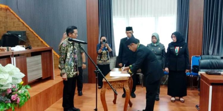 Pemkab Barito Utara Lantik PAW BPD dan Pejabat Sementara Damang Kepala Adat Kecamatan Lahei