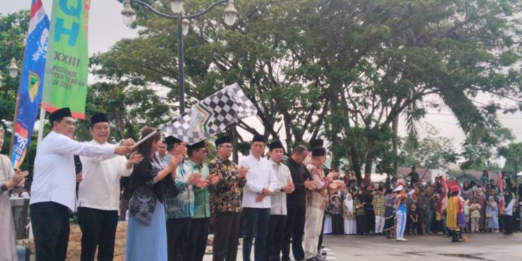 Pawai Ta’aruf MTQH XXXIII Kalteng Meriah, Ribuan Warga Padati Bundaran Buah Muara Teweh