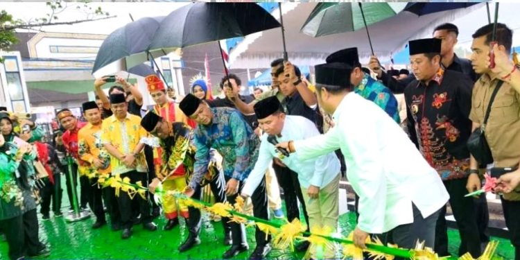 Pemkab Barito Utara Dampingi Gubernur Kalteng Resmikan Pasar Rakyat dan MTQH Expo 2025