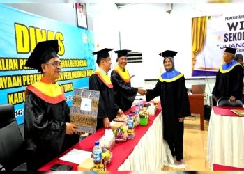 Pemkab Barito Utara Apresiasi Wisuda Perdana Lansia Berdaya, Dorong Peran Aktif di Masyarakat
