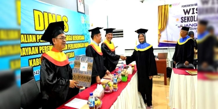 Pemkab Barito Utara Apresiasi Wisuda Perdana Lansia Berdaya, Dorong Peran Aktif di Masyarakat