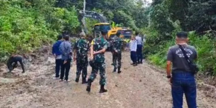 Rombongan Wasev TNI AD Terhambat Jalan Rusak, Bupati Shalahuddin Janji Prioritaskan Perbaikan 2026