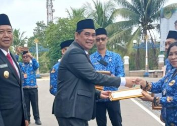 Bupati Barito Utara Anugerahi 10 OPD dengan Indeks BerAKHLAK Tertinggi 2025