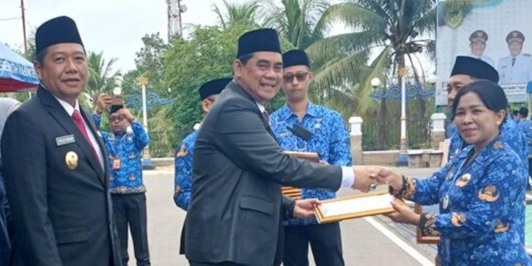 Bupati Barito Utara Anugerahi 10 OPD dengan Indeks BerAKHLAK Tertinggi 2025