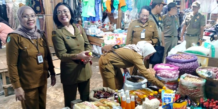 Tim GEMPUR Gelar Pengawasan di Pasar Pendopo Muara Teweh Pastikan Bahan Pangan Aman Dikonsumsi
