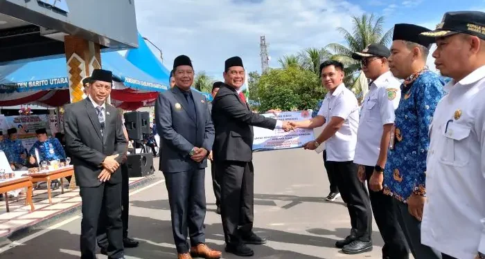 Bupati Barito Utara Serahkan Bantuan Hibah BPBD kepada Desa Tangguh Bencana