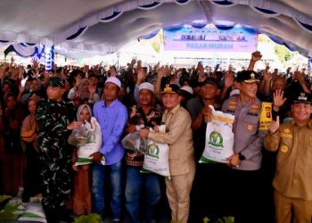 Ribuan Warga Kotim Terima Banpres dan Kartu Huma Betang Sejahtera