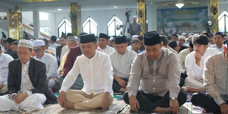 Gubernur dan Wagub Kalteng Sholat Idulfitri di Masjid Raya Darusallam