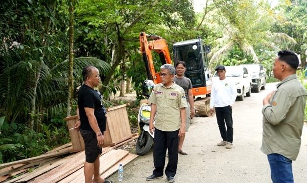 Tinjau Jalan Rusak ke Batu Raya, Kadis PUPR Pastikan Penanganan Segera