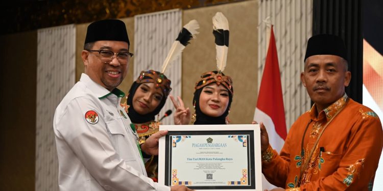 Kanwil Kemenag Kalteng Ganjar Satker Berprestasi dengan Penghargaan