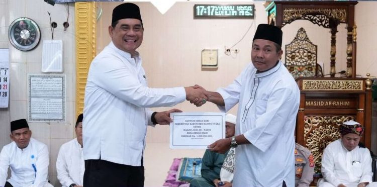Pemkab Barito Utara Serahkan Hibah untuk Masjid Al Arafah