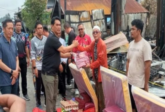 Bupati Barut serahkan bantuan uang tunai untuk warga terdampak kebakaran