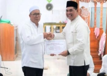 Shalahuddin serahkan dana hibah Rp1 miliar untuk Masjid Al Munawarah Tumpung Laung II