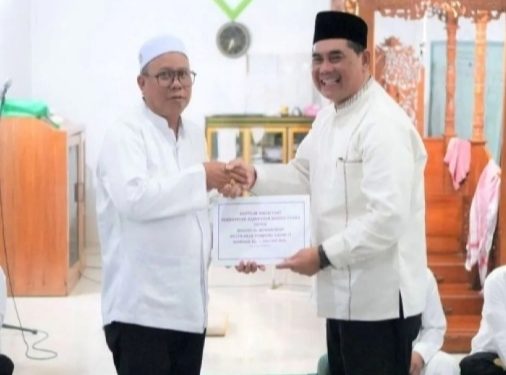 Shalahuddin serahkan dana hibah Rp1 miliar untuk Masjid Al Munawarah Tumpung Laung II