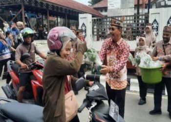 DKPP Barut bagikan sayur gratis untuk edukasi konsumsi sehat Ramadhan