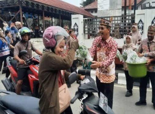 DKPP Barut bagikan sayur gratis untuk edukasi konsumsi sehat Ramadhan