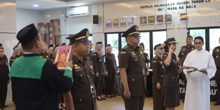 Kajari Pimpin Pelantikan dan Serah Terima Jabatan Eselon V di Kejari Tanah Laut