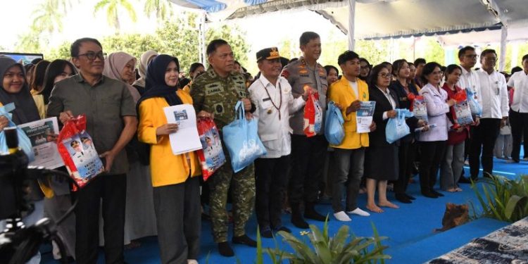 Gubernur Agustiar Sabran Buka Pasar Murah Khusus Mahasiswa di Hari Jadi Kalteng ke-69